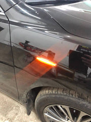 Lexus / Toyota Dynaamiset LED aaltoefekti sivuvilkut ; Tumma/Kirkas kotelo (2kpl sarja)