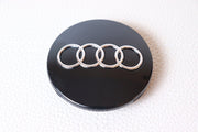 Audi Kromi-Mustat 68mm Vannekeskiöt (4kpl sarja)