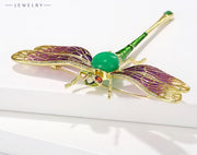 Yksityiskohtainen sudenkorento rintakoru helmellä